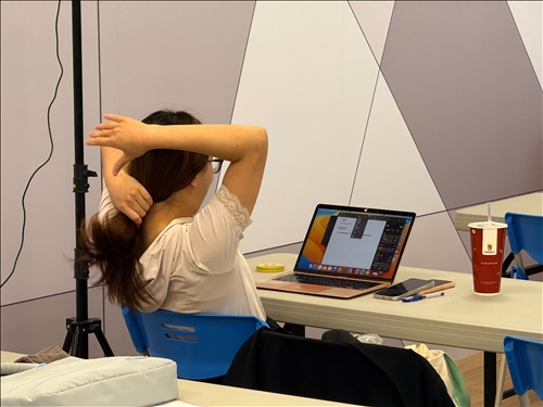 學員正在課堂中使用筆電操作系統，準備跟著實作練習。