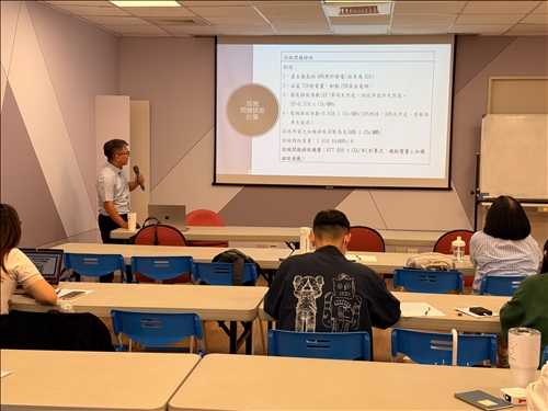 簡報畫面轉為「間接排放計算」頁面，講師講解電力排放係數、用電轉換係數等技術細節，讓學生理解不同商品碳排計算公式的由來。