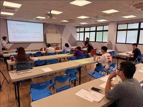學員們一邊聆聽老師解說，一邊翻閱講義，積極參與實作與案例討論。