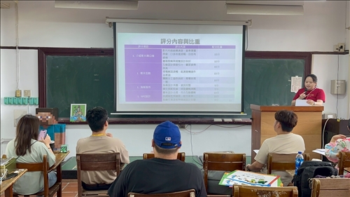 曾老師於成果發表會中宣佈發表評分內容比重，並介紹七位評審。