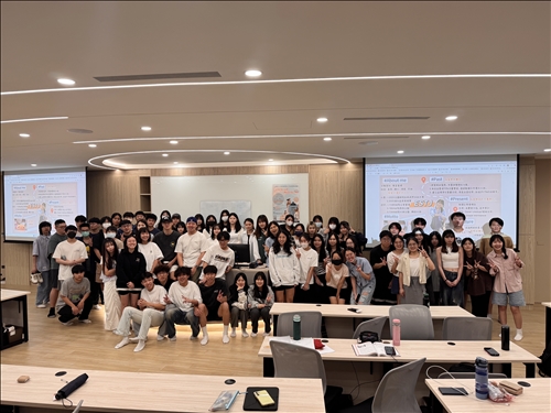 全班同學與教師於自主學習成果發表會後合影