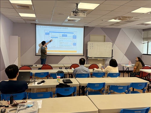 教室現場展示 ChatGPT 提示詞應用介面與標題分類方法，學員同步筆記學習。