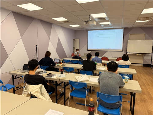 學員聚精會神聆聽老師講解碳足跡計算邏輯，並同步操作講義與實作範本。