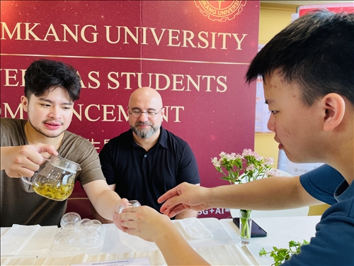 灣與俄羅斯同學以 “less is more” 正念原則，提供期末忙碌的參與者一杯定心的菊花茶