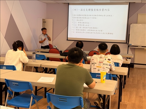 學員正面對螢幕專心聽講，整體氣氛專業且專注。