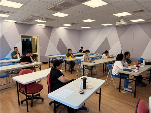 課堂氣氛專注，每位學員都有講義及做筆記，學習氛圍佳。