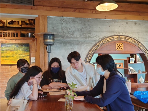 戴老師說明展場布置