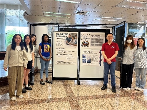 參展學生與作品合照