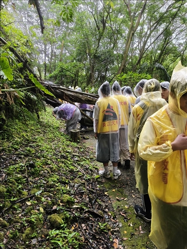 捨石山步道的路況不佳，同學仍盡力協助維護環境