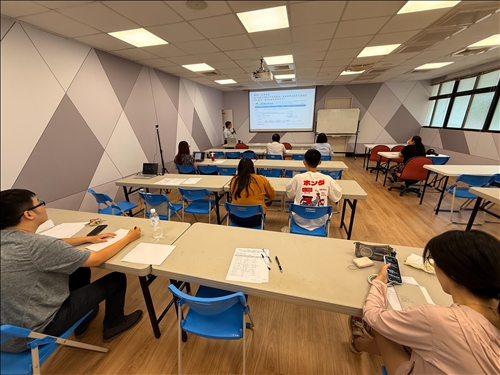 學生專注聽講並記錄講師示範如何操作碳足跡平台。