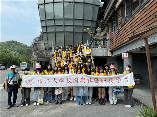 教育與未來設計學系一年級同學在菁桐天燈館前合照