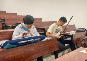 同學們和老師先練習合奏