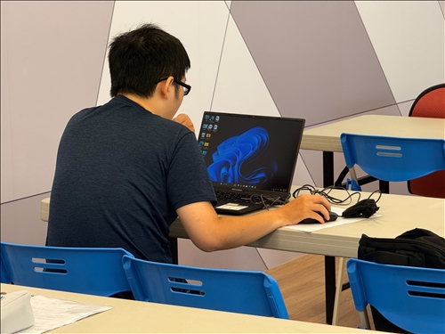 學員聚精會神操作筆電，實際體驗生成式AI系統功能。