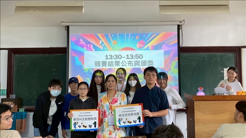 成果發表會獲獎組別與統計系特聘教授林志娟、授課教師曾紫嵐合影。