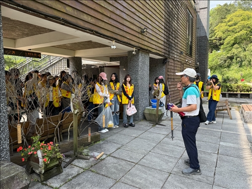 林杉柏老師(在地居民)在天燈館前解說今日的淨山任務與價值。