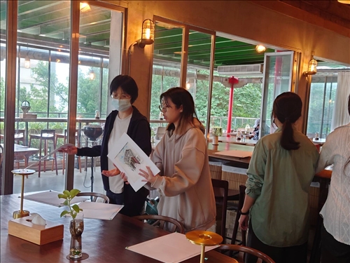 戴老師說明展場布置