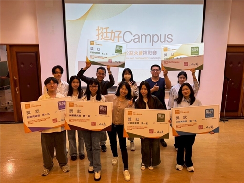 淡江大學榮譽學程師生與頒獎合照（照片/涂敏芬）