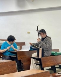 同學和老師先練習合奏