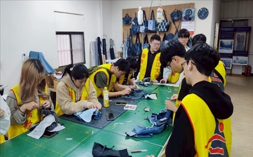 拆解牛仔褲中，拆解後可以再重新被利用!減少生產丹寧帶來的環境衝擊