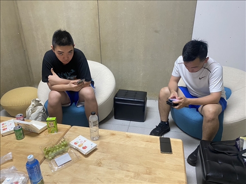 學生在手機打下問題答案