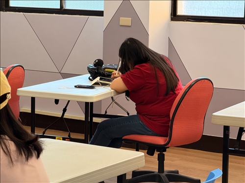 學員一邊聽講一邊查閱資料與紀錄，展現高度參與度，顯示課程引發學員積極內化所學。