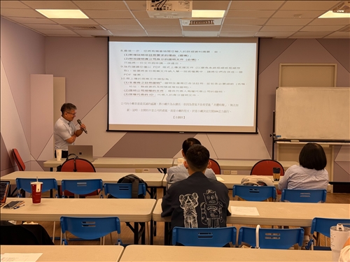 老師正在講解CBAM填報最後步驟，包括PDF格式、法人證明等需附加的資料。