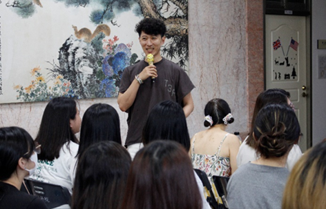 評審針對各組影片內容給予建議 