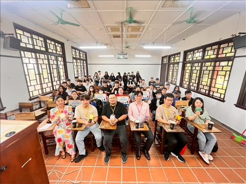 商管學院院長楊立人、統計系特聘教授林志娟、國企系助理教授蔡依瑩、授課教師管科系助理教授曾紫嵐、四位業師與修課學生進行合照。