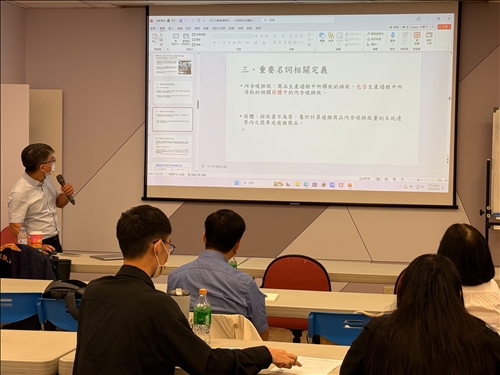 授課老師以逐句方式解析簡報內容，同時與學員互動，解答現場提出的實務應用疑問。
