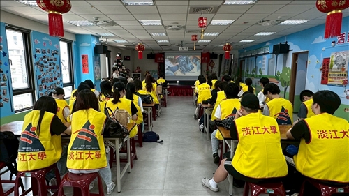 在八德里民活動中心說明今日服務任務的價值與永續時尚的實踐