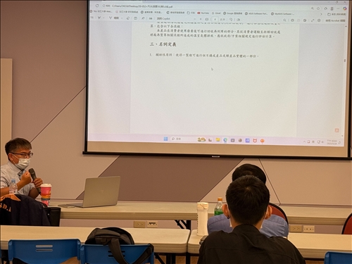 講師逐句說明報表格式與計算公式，並強調使用正確排放係數的重要性。
