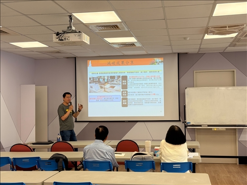 課堂中師生互動良好，講師以簡報輔助，條理清晰地展示減碳實例與導入效益。