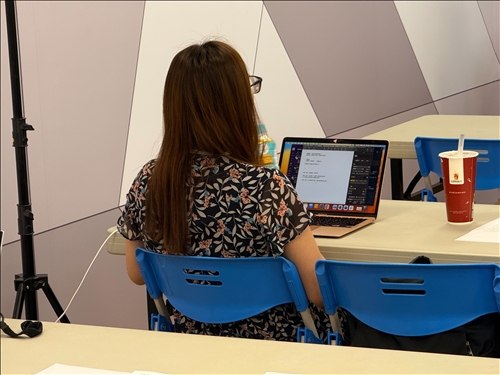 學員利用筆電即時記錄關鍵數據與公式，輔助理解講解內容。