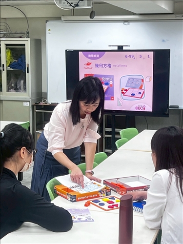 俄文系四年級胡庭甄及陸永錚同學於機本玩意有限公司實習