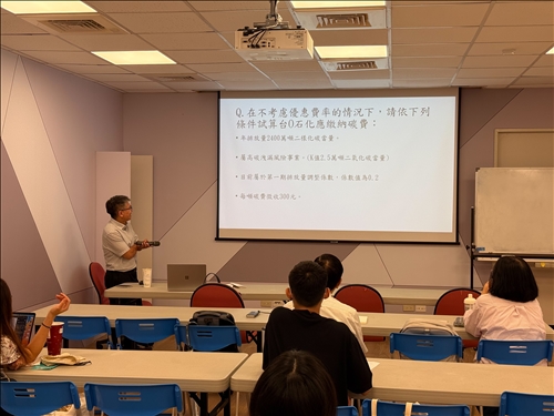 講師說明在不同排放條件下計算CBAM應繳碳費，幫助學員理解憑證對企業的財務衝擊。