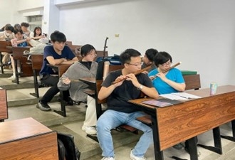 老師帶領幾位同學們，為演唱的同學擫笛配器