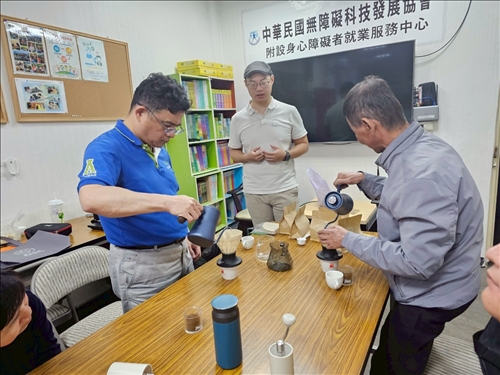 學員在老師的指導下進行手沖