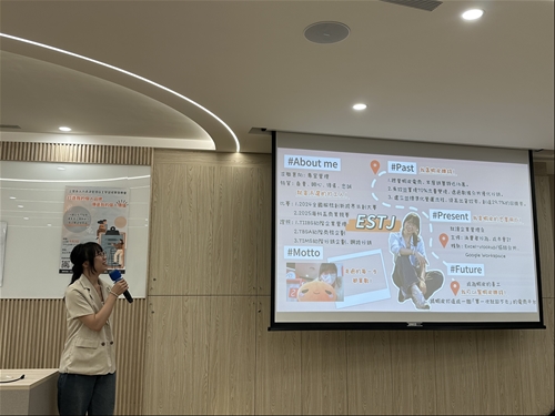 同學上台進行一分鐘亮點自介(3)