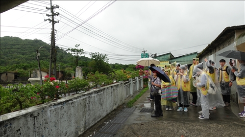 忘憂古道淨山路程中講解在地歷史、地理與文化。
