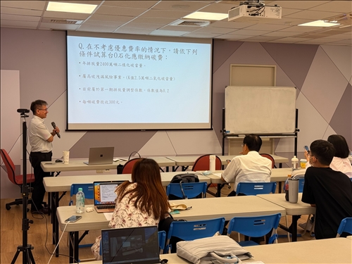 投影片呈現憑證價格與調整係數試算內容，講師同步補充說明各項條件設定的意義。