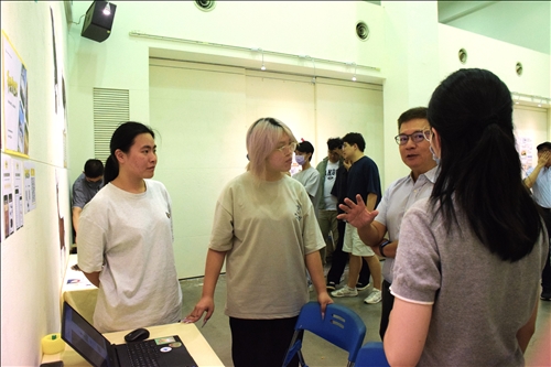 教育學院陳國華院長於會場聆聽該屆參展學生專題作品。