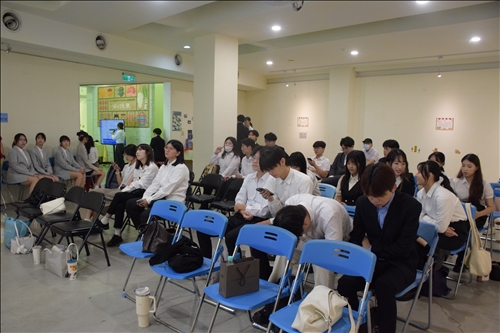 下半場同學於預備區觀看直播