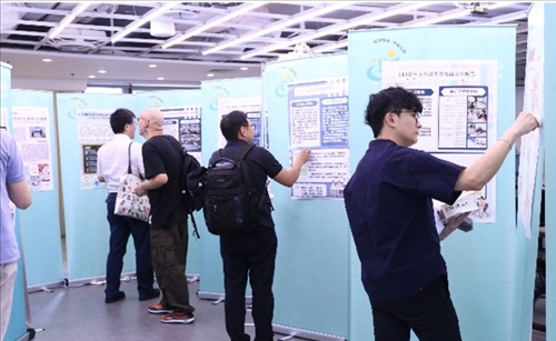 與會老師於會後觀賞成果海報與投票