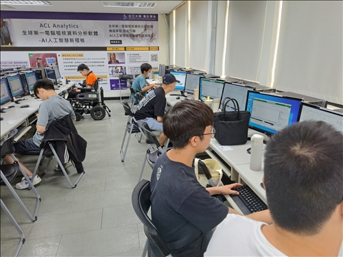 課餘時間，學員複習與討論