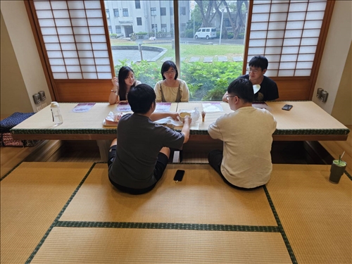 老師在外語大樓文化體驗教室教學