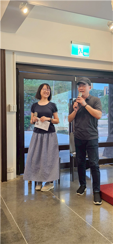 活動主持人林志勇校友（右）、主唱人吳理莉編審（左）【攝影：陳國彰】