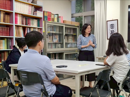 講者林雯瑤館長與同學分享從心理狀態、讀書計畫至資料準備的範圍