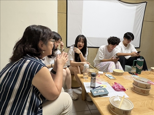 老師與同學交流