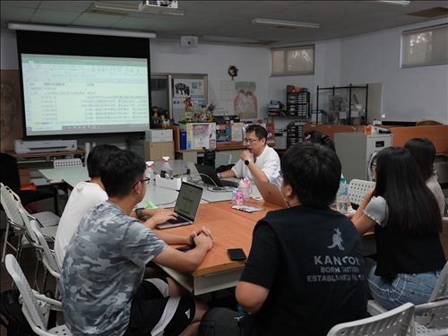 業師帶領同學排設時程表