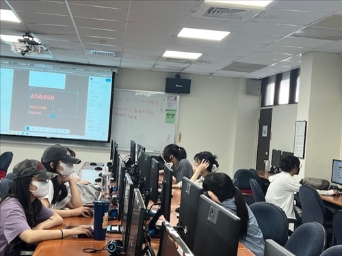 講者逐步示範，接著由學生實作